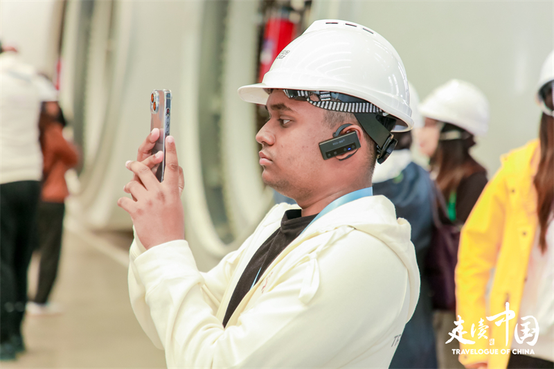 斐濟(jì)廣播公司記者尼基爾·庫(kù)馬爾（Nikhil Kumar）參觀運(yùn)達(dá)風(fēng)電裝備制造廠房。環(huán)球網(wǎng)供圖