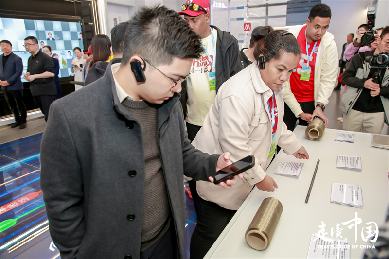 菲律賓《商業(yè)鏡報(bào)》蔡辰威（左）在烏蘭察布察哈爾高新技術(shù)開發(fā)區(qū)聽(tīng)取講解。環(huán)球網(wǎng)供圖