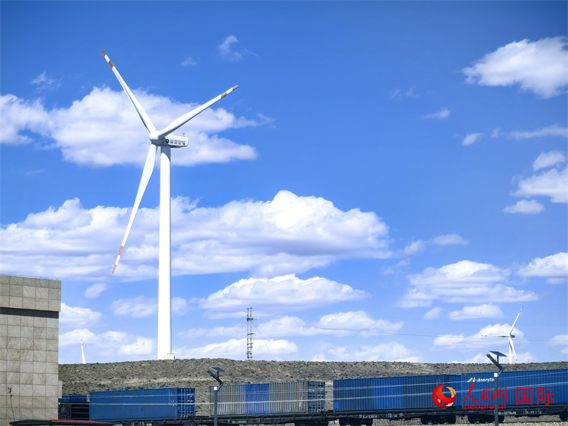 烏蘭察布烏蘭哈達(dá)火山附近的風(fēng)力渦輪發(fā)電機(jī)。人民網(wǎng) 楊春燕攝