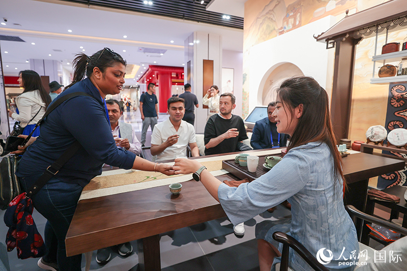 5月25日，外國(guó)媒體人在霍爾果斯國(guó)際邊境合作中心中國(guó)文化館參觀。人民網(wǎng)記者 張武軍攝