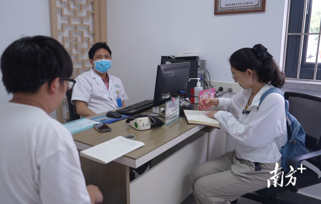 公共服務調(diào)研組在崖口村衛(wèi)生站調(diào)研。