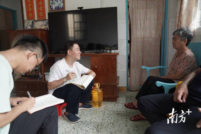 文化組的兩名成員正入戶探訪。