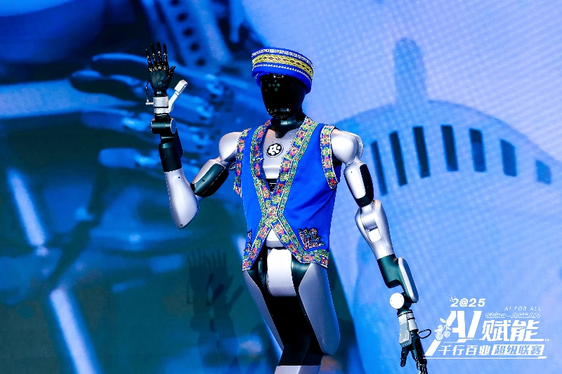 具身智能機(jī)器人“愛寶”亮相。主辦方供圖