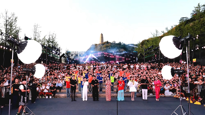 “寶塔山下唱民歌”活動(dòng)現(xiàn)場(chǎng)盛況。加向前攝