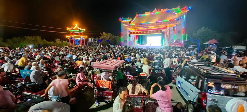 “戲曲進(jìn)鄉(xiāng)村”在吉安城村演出。姚二曼攝