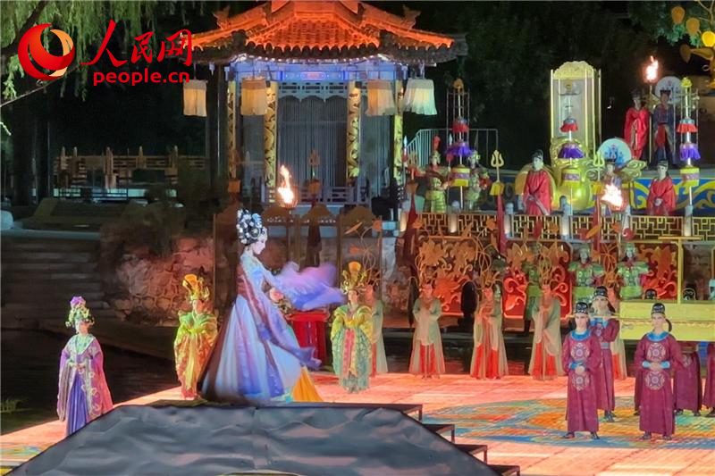 《長(zhǎng)恨歌》演出現(xiàn)場(chǎng)。人民網(wǎng)記者 李志強(qiáng)攝