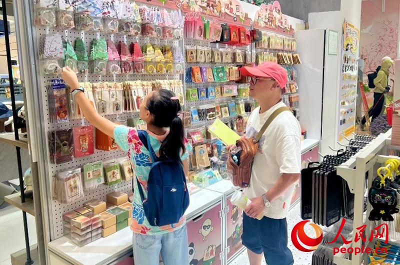 游客在文創(chuàng)店挑選商品。人民網(wǎng)記者 鄒星攝