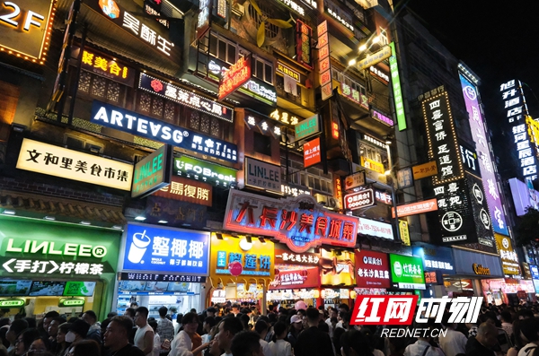 “五一”假期五一商圈客流激增，網(wǎng)紅長沙再現(xiàn)頂流效應(yīng)。.jpg