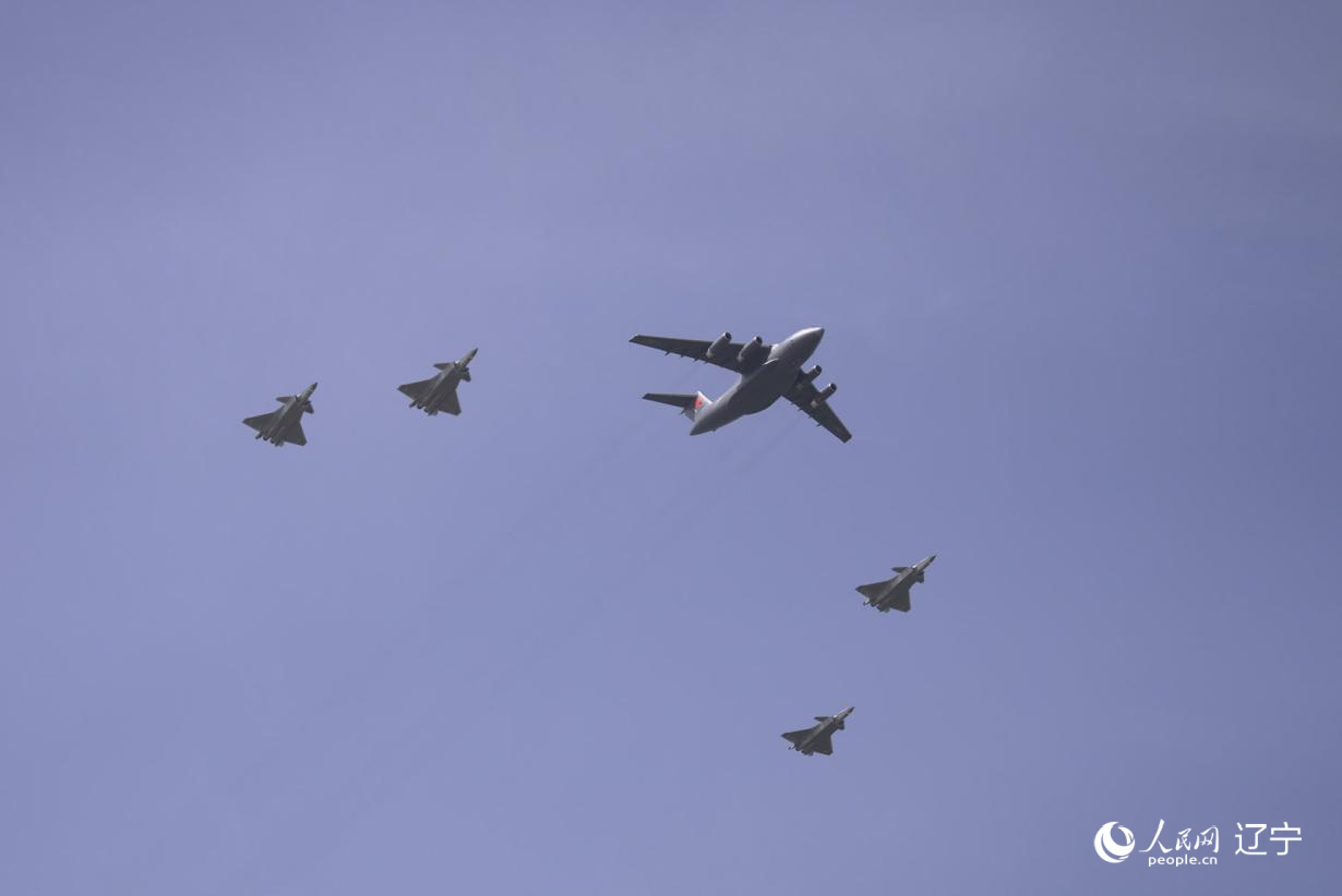 執(zhí)行第十二批在韓中國人民志愿軍烈士遺骸轉(zhuǎn)運任務(wù)的運-20進(jìn)入中國領(lǐng)空后，首次采用“五機(jī)編隊”的方式，由4架殲-20伴飛護(hù)航，與往年相比護(hù)航規(guī)格更高。人民網(wǎng)記者 邱宇哲攝