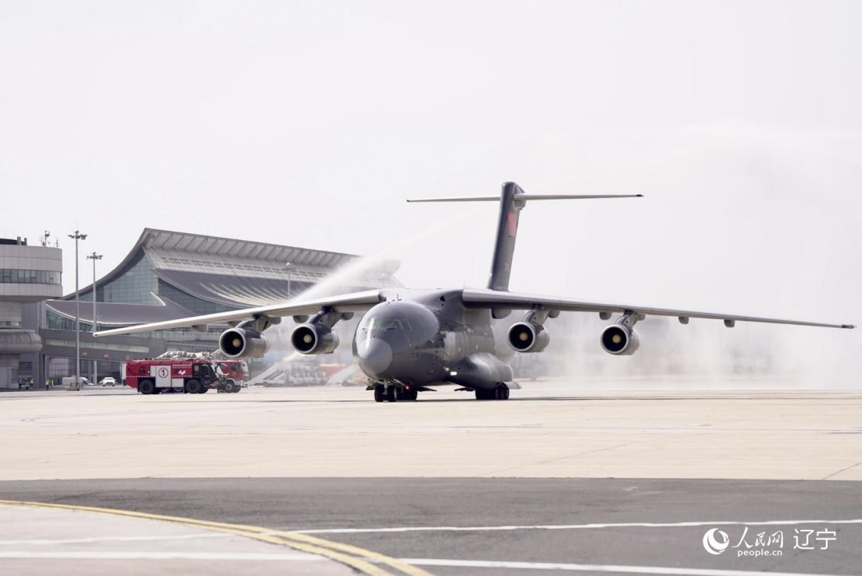 沈陽桃仙國際機(jī)場以“過水門”最高禮遇迎接英烈回家。人民網(wǎng)記者 邱宇哲攝