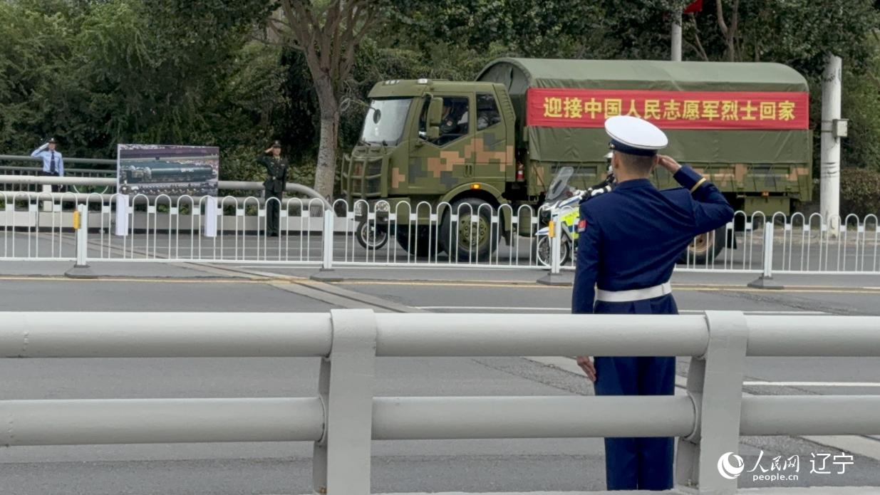 沈陽市渾河橋東側(cè)，擺放著東風(fēng)—5C導(dǎo)彈的受閱照片。人民網(wǎng)記者 湯龍攝