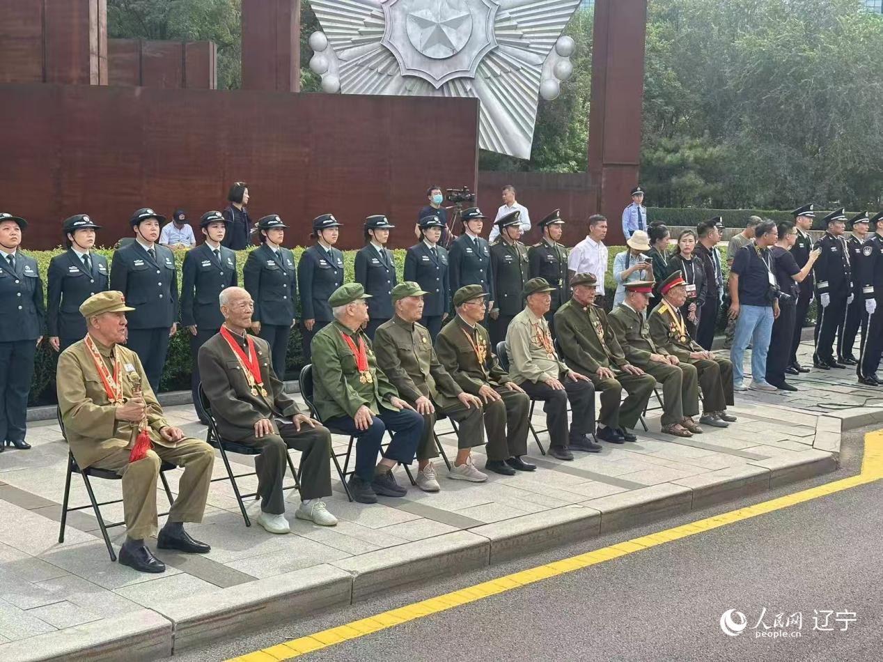 沈陽抗美援朝烈士陵園門前，志愿軍老戰(zhàn)士等候戰(zhàn)友的歸隊。人民網(wǎng)記者 周頌雪攝