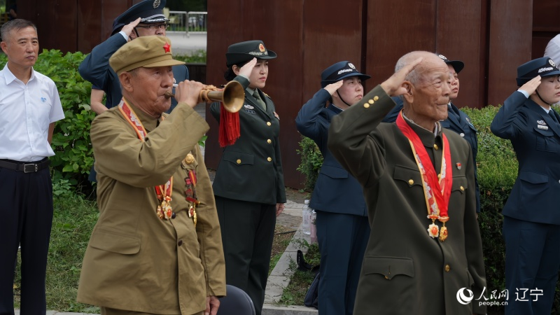 志愿軍老戰(zhàn)士南啟祥再次為戰(zhàn)友吹響了沖鋒號。人民網(wǎng)記者 周頌雪攝