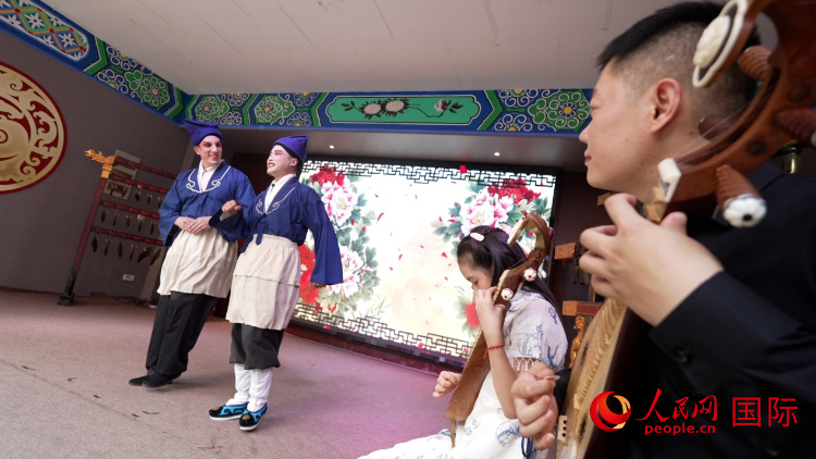 人民網(wǎng)外籍專家湖長明體驗柳琴戲。人民網(wǎng)記者 蘇纓翔攝
