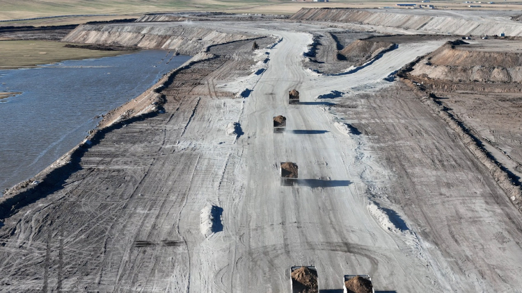 徐工無人電動礦卡行駛在內(nèi)蒙古華能伊敏露天礦區(qū)。受訪對象供圖