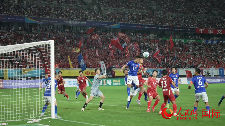 “蘇超”比賽現(xiàn)場。人民網(wǎng)記者 余樂攝