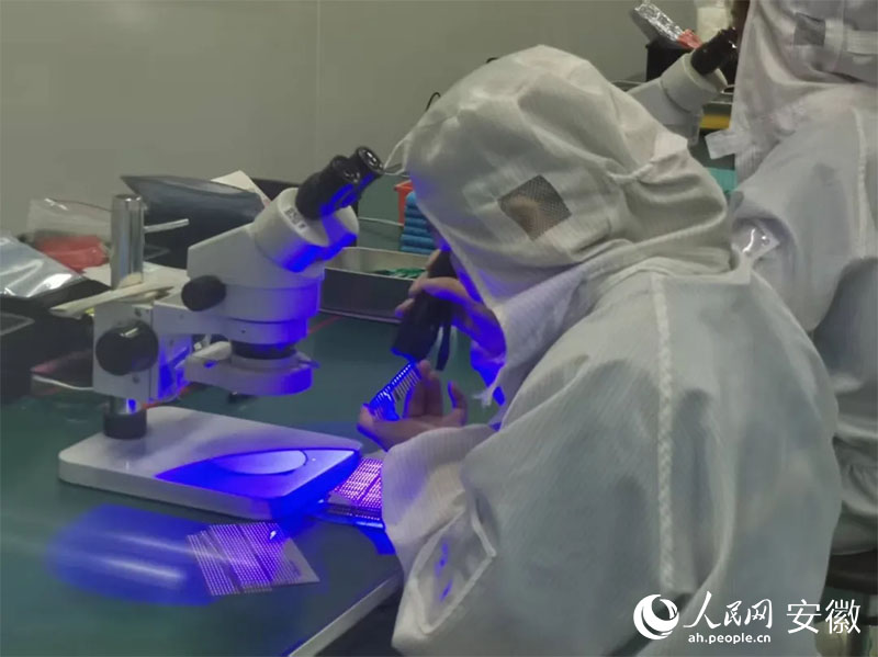 金張科技帶動下，超100家功能膜新材料企業(yè)在太湖縣集聚。人民網(wǎng)記者 胡雨松攝