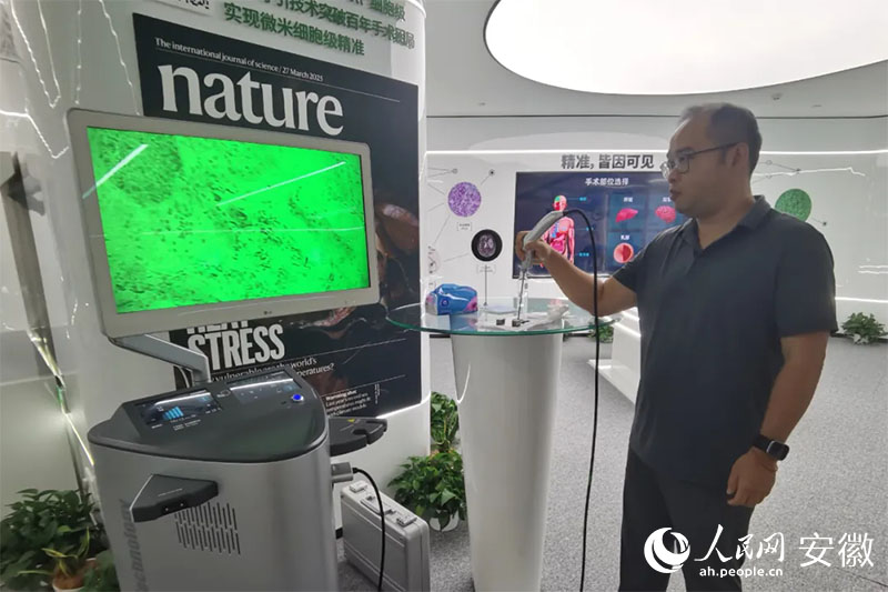 陳廷嘉演示“安刀”使用方法。人民網(wǎng)記者 胡雨松攝