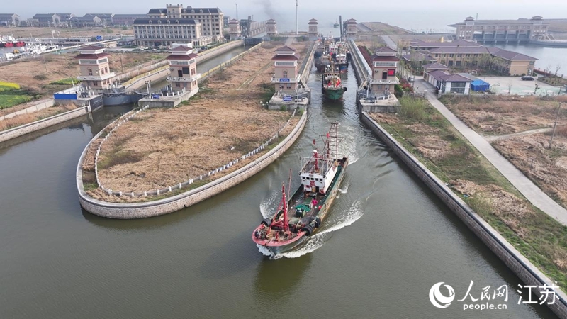 接鮮船駛過(guò)南通啟東呂四漁港船閘。人民網(wǎng)記者 余樂(lè)攝