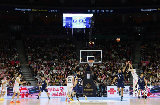 11月12日，十五運會男籃成年組決賽，現(xiàn)場有序而熱烈。張由瓊 攝