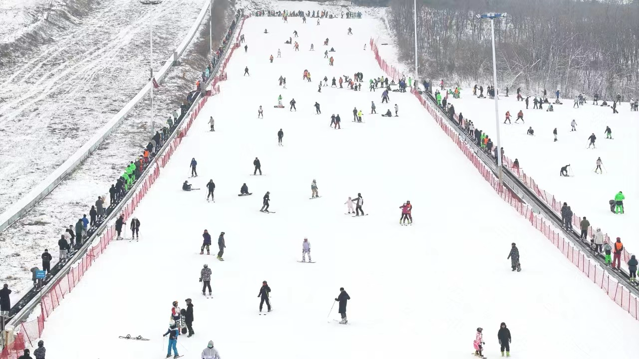 沈陽怪坡國際滑雪場迎來眾多滑雪愛好者。人民網(wǎng)記者 孝媛攝