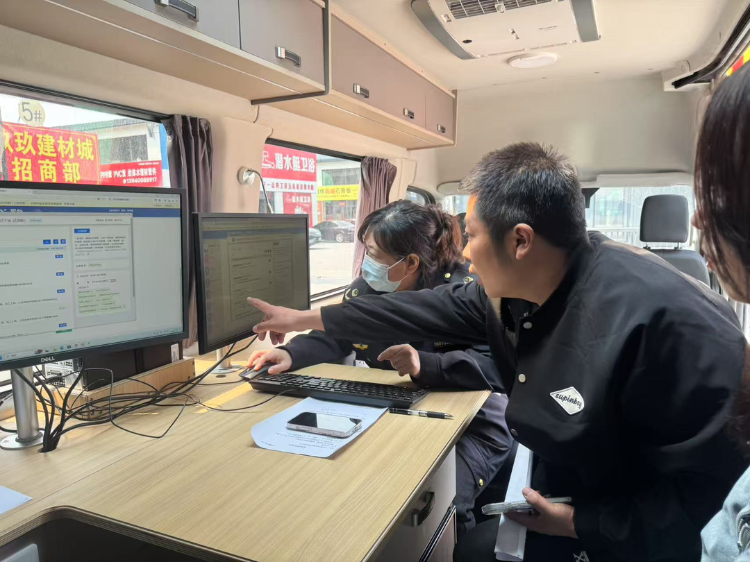 沈陽市大東區(qū)市場監(jiān)督管理局將政務(wù)服務(wù)窗口“搬”到商戶“家門口”，現(xiàn)場為經(jīng)營主體集中辦理并頒發(fā)營業(yè)執(zhí)照。沈陽市營商局供圖