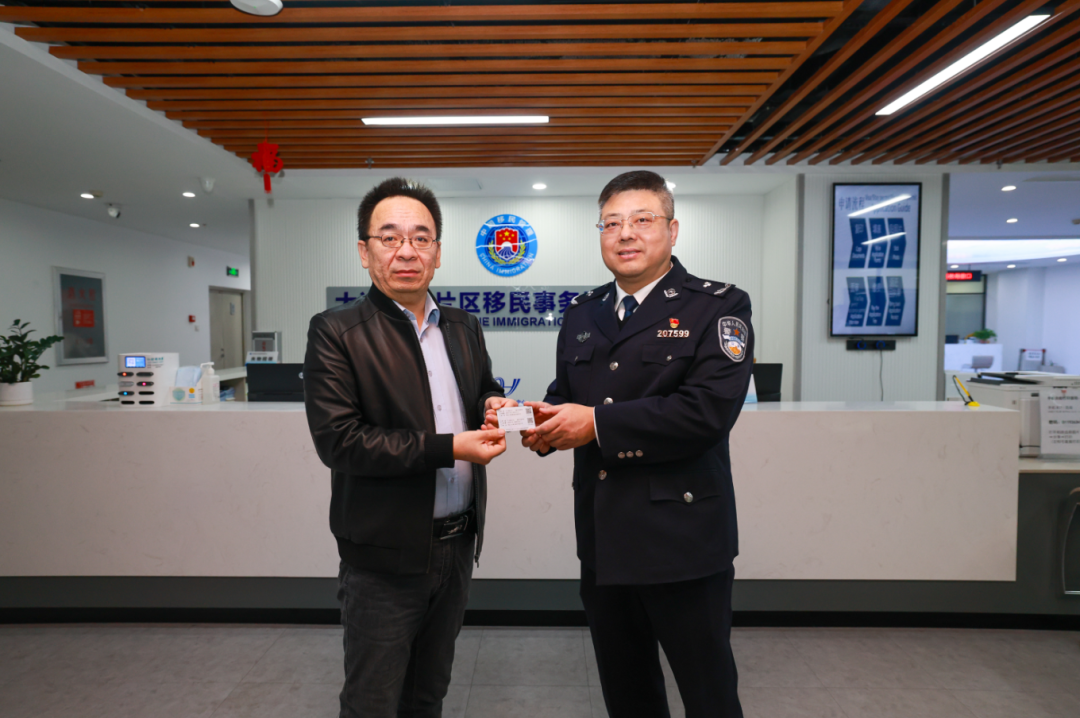 全省首張往來港澳人才簽注落地大連自貿(mào)片區(qū)。遼寧自貿(mào)試驗區(qū)大連片區(qū)供圖