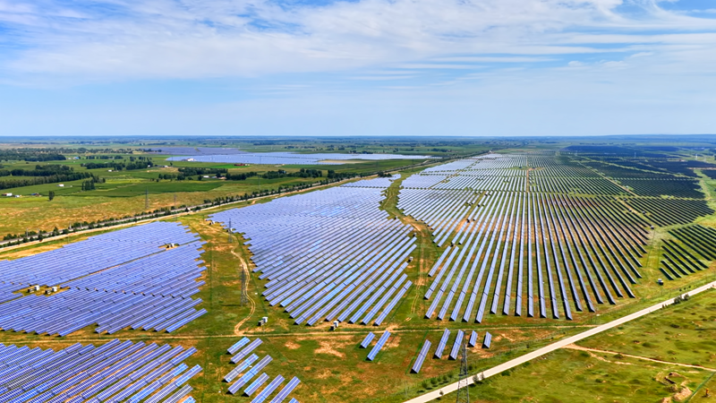 定邊縣連片光伏板鋪展成綠色能源畫卷。陳煜攝