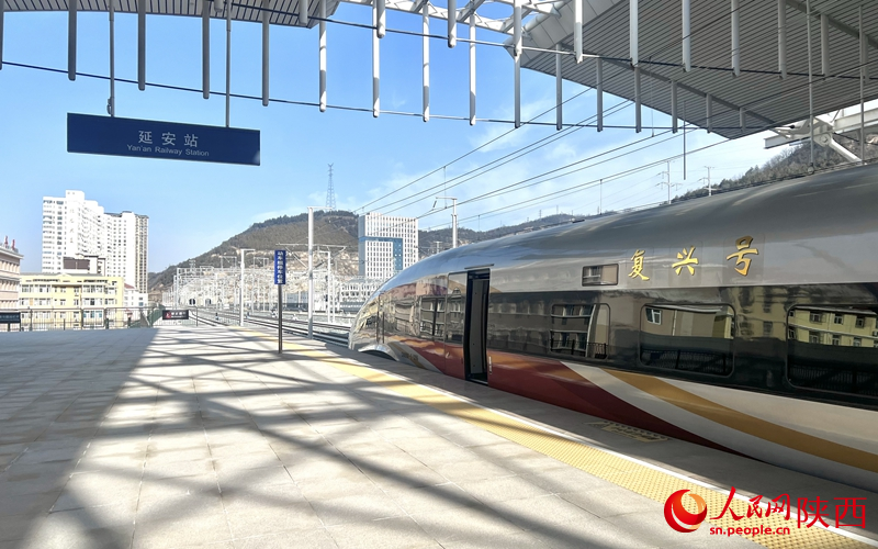 2025年12月26日，C9312次復興號列車抵達延安站。人民網(wǎng)記者 鄧楠攝
