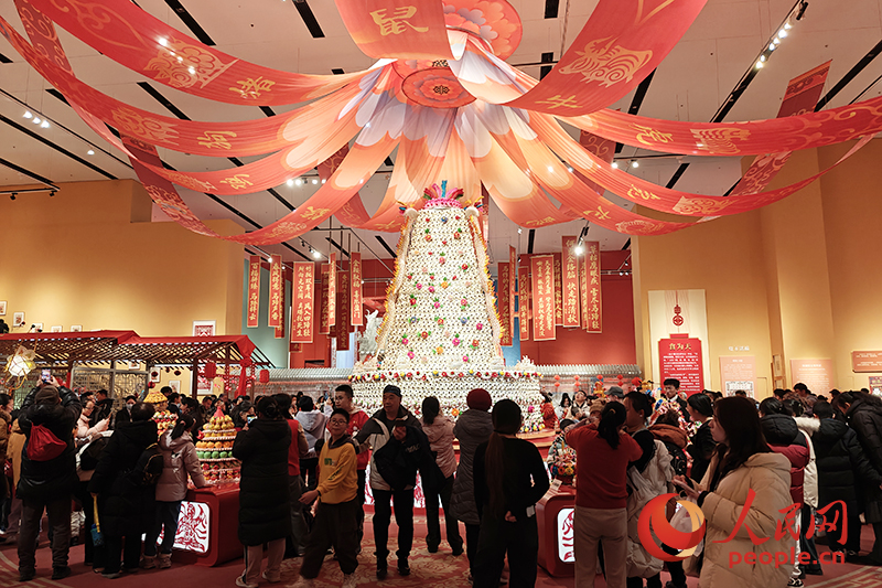 觀眾在中國(guó)非物質(zhì)文化遺產(chǎn)館參觀展覽。人民網(wǎng)記者 韋衍行攝