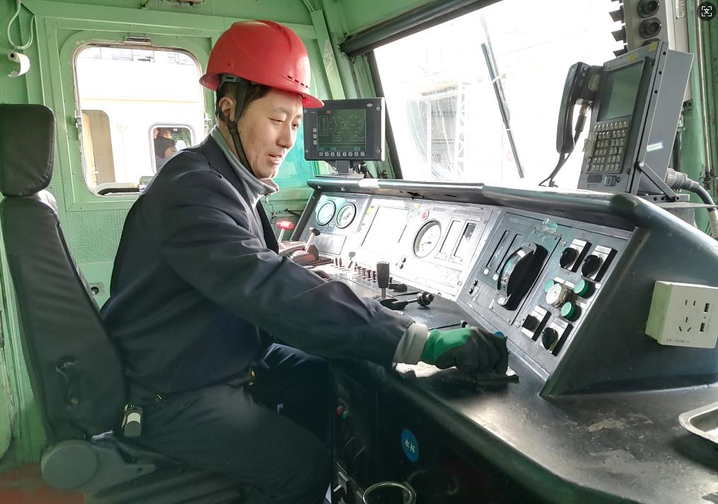 韓文盛正在檢查司機(jī)室操作臺。張秋生 攝