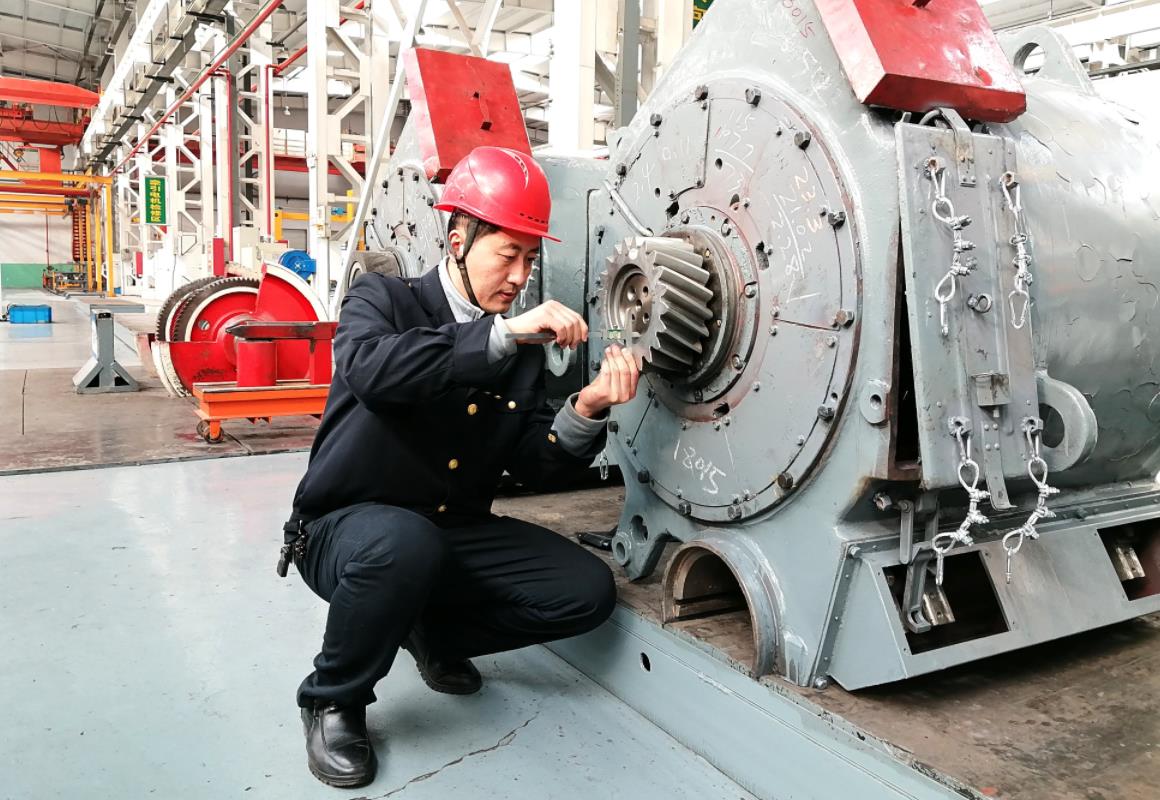 韓文盛用深度尺測量牽引電機(jī)主動齒輪裝入量。