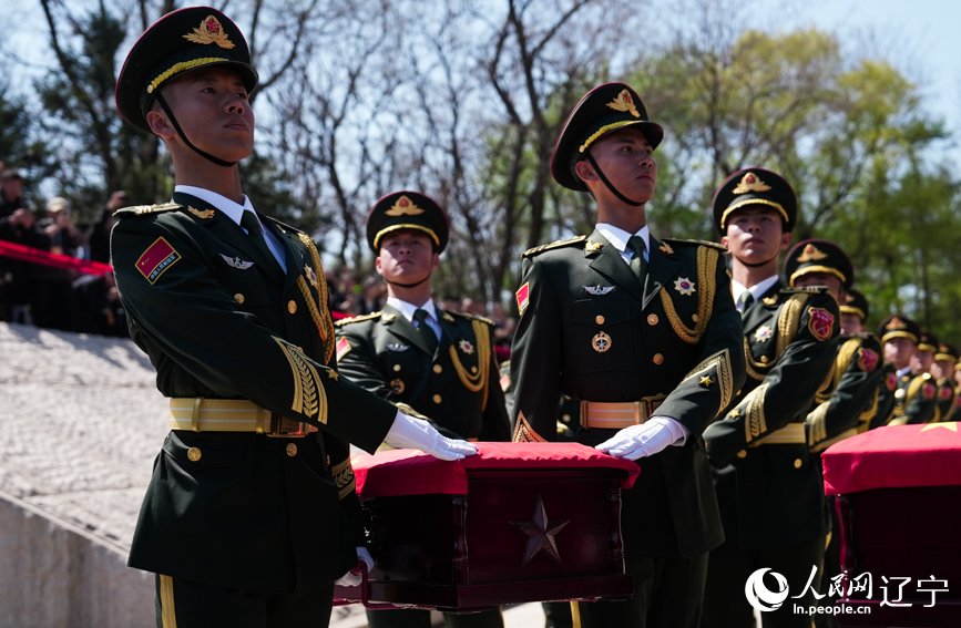 第十三批在韓中國人民志愿軍烈士安葬儀式現(xiàn)場。人民網(wǎng)記者 邱宇哲攝