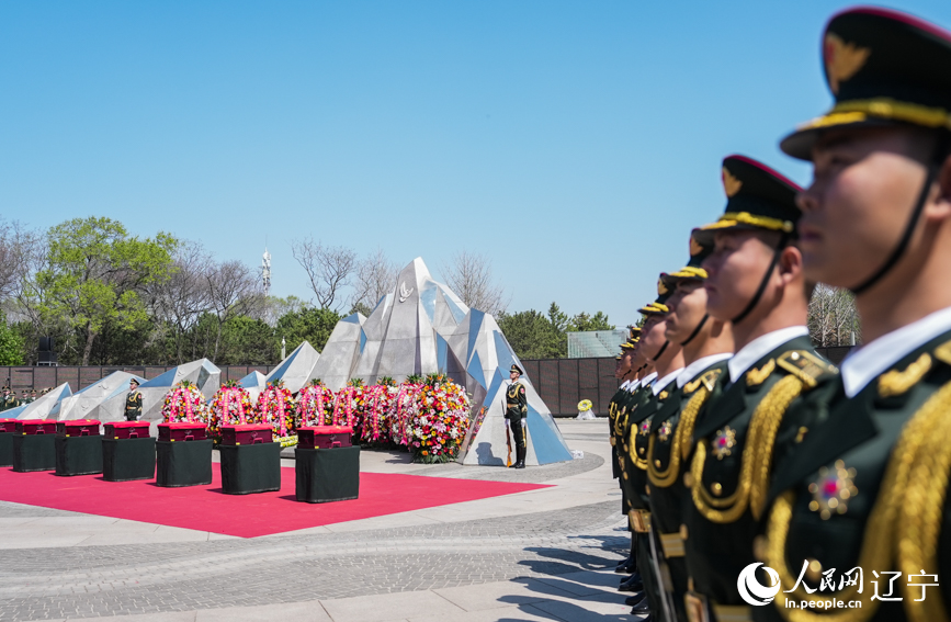第十三批在韓中國人民志愿軍烈士安葬儀式現(xiàn)場。人民網(wǎng)記者 邱宇哲攝