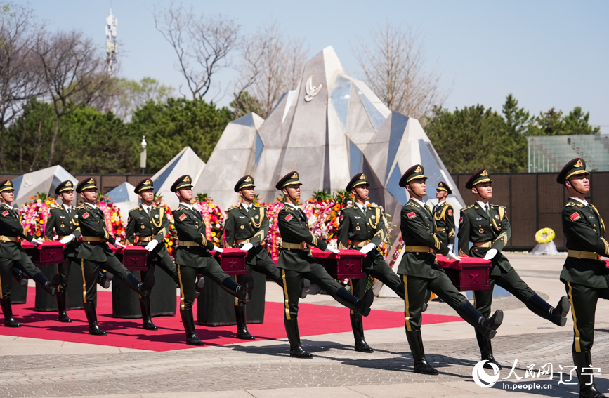 第十三批在韓中國人民志愿軍烈士安葬儀式現(xiàn)場。人民網(wǎng)記者 邱宇哲攝