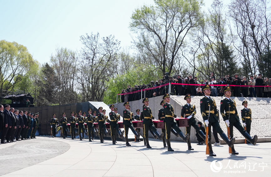 第十三批在韓中國人民志愿軍烈士安葬儀式現(xiàn)場。人民網(wǎng)記者 邱宇哲攝