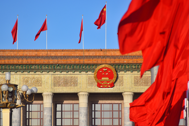 2024年3月8日，北京上空現(xiàn)“兩會藍(lán)”，人民大會堂前紅旗飄揚(yáng)。
