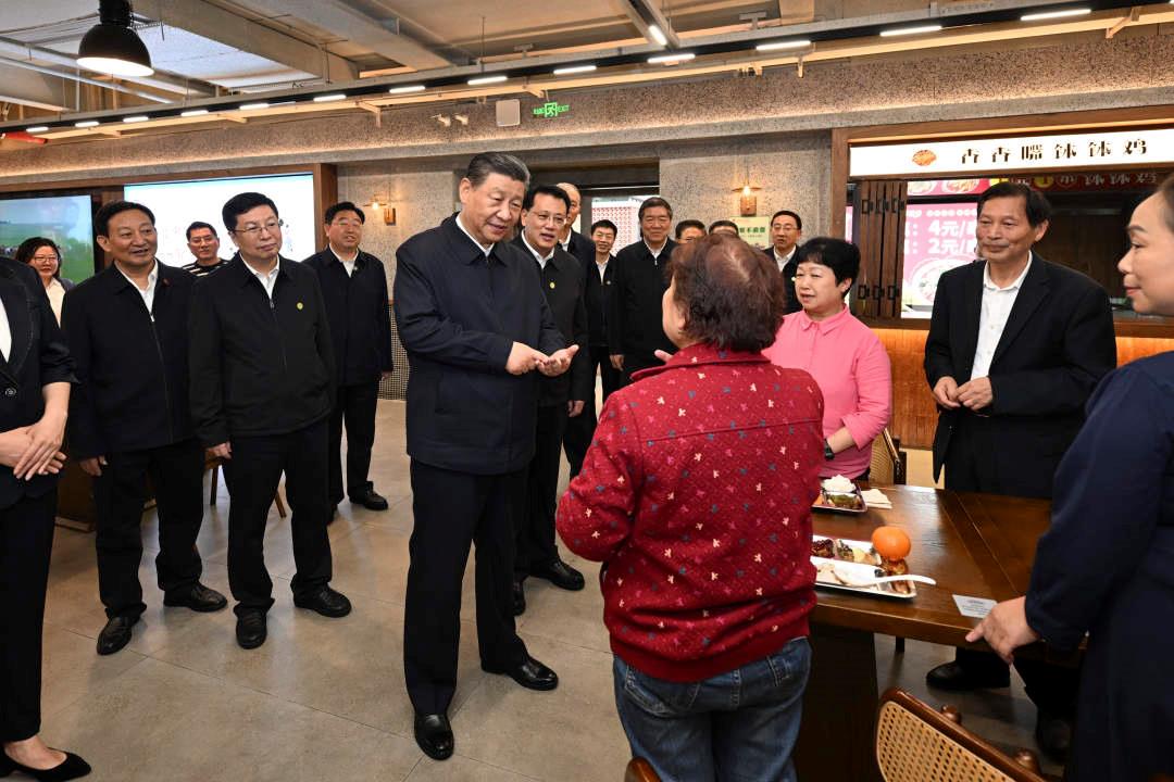 △2024年4月22日，習(xí)近平總書(shū)記來(lái)到重慶九龍坡區(qū)謝家灣街道民主村社區(qū)考察。