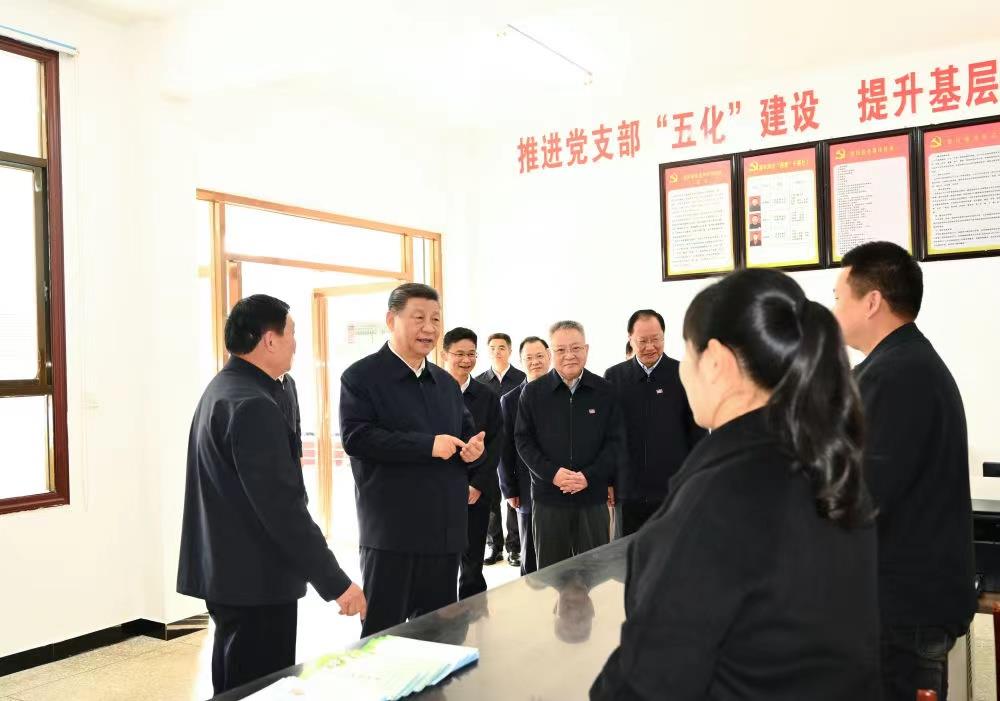 △2024年3月19日，習(xí)近平總書(shū)記在湖南常德市鼎城區(qū)謝家鋪鎮(zhèn)港中坪村黨群服務(wù)中心了解當(dāng)?shù)貫榛鶎訙p負(fù)、提升基層治理效能等情況。