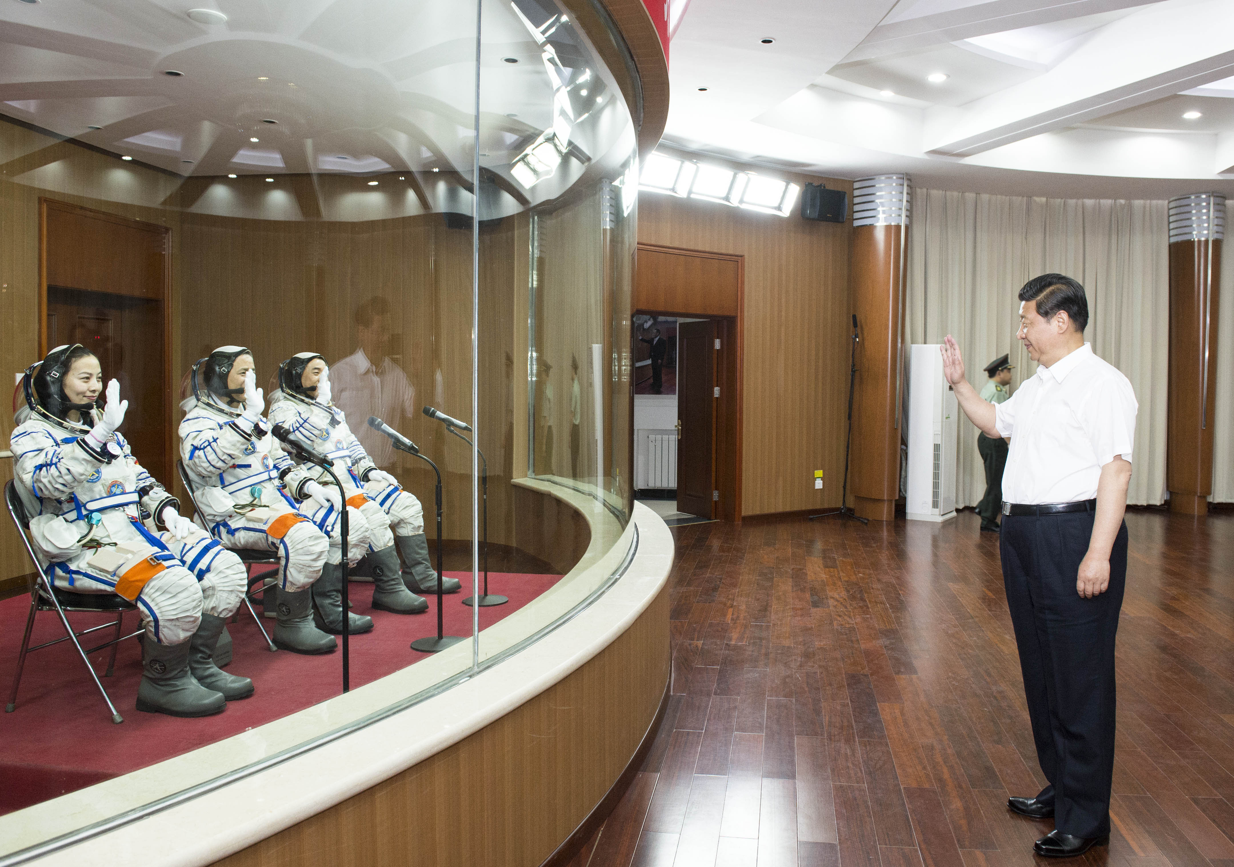 2013年6月11日，習(xí)近平總書記在酒泉衛(wèi)星發(fā)射中心觀看神舟十號(hào)載人飛船發(fā)射。這是習(xí)近平向即將出征的航天員聶海勝、張曉光、王亞平揮手致意。