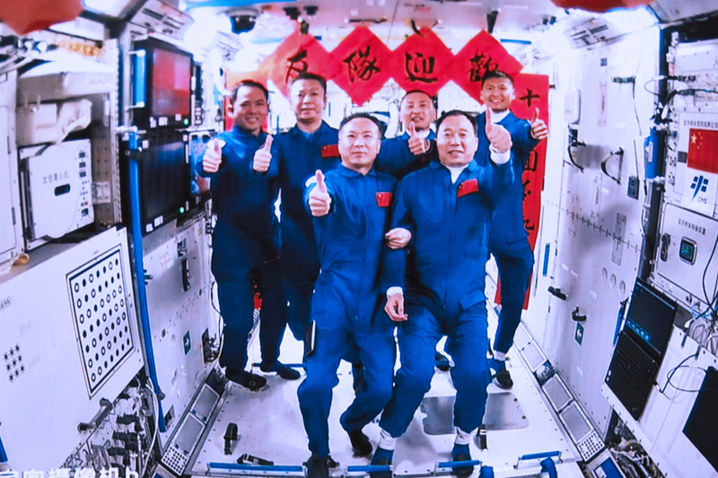 2023年5月30日，在北京航天飛行控制中心拍攝的神舟十五號(hào)航天員乘組與神舟十六號(hào)航天員乘組拍下“全家?！钡漠嬅?。