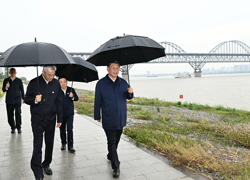 2023年10月10日至13日，中共中央總書記、國家主席、中央軍委主席習近平在江西考察。這是10日下午，習近平在長江國家文化公園九江城區(qū)段考察時，冒雨沿江堤步行察看沿岸風貌。新華社記者 謝環(huán)馳 攝
