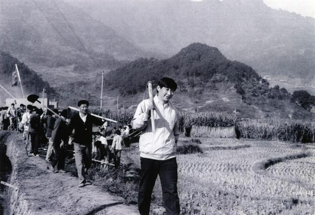 1989年12月2日，時任中共寧德地委書記的習(xí)近平帶領(lǐng)地直機(jī)關(guān)千余名干部到寧德縣南漈水利工地參加清溝排障修整水渠勞動。新華社發(fā)