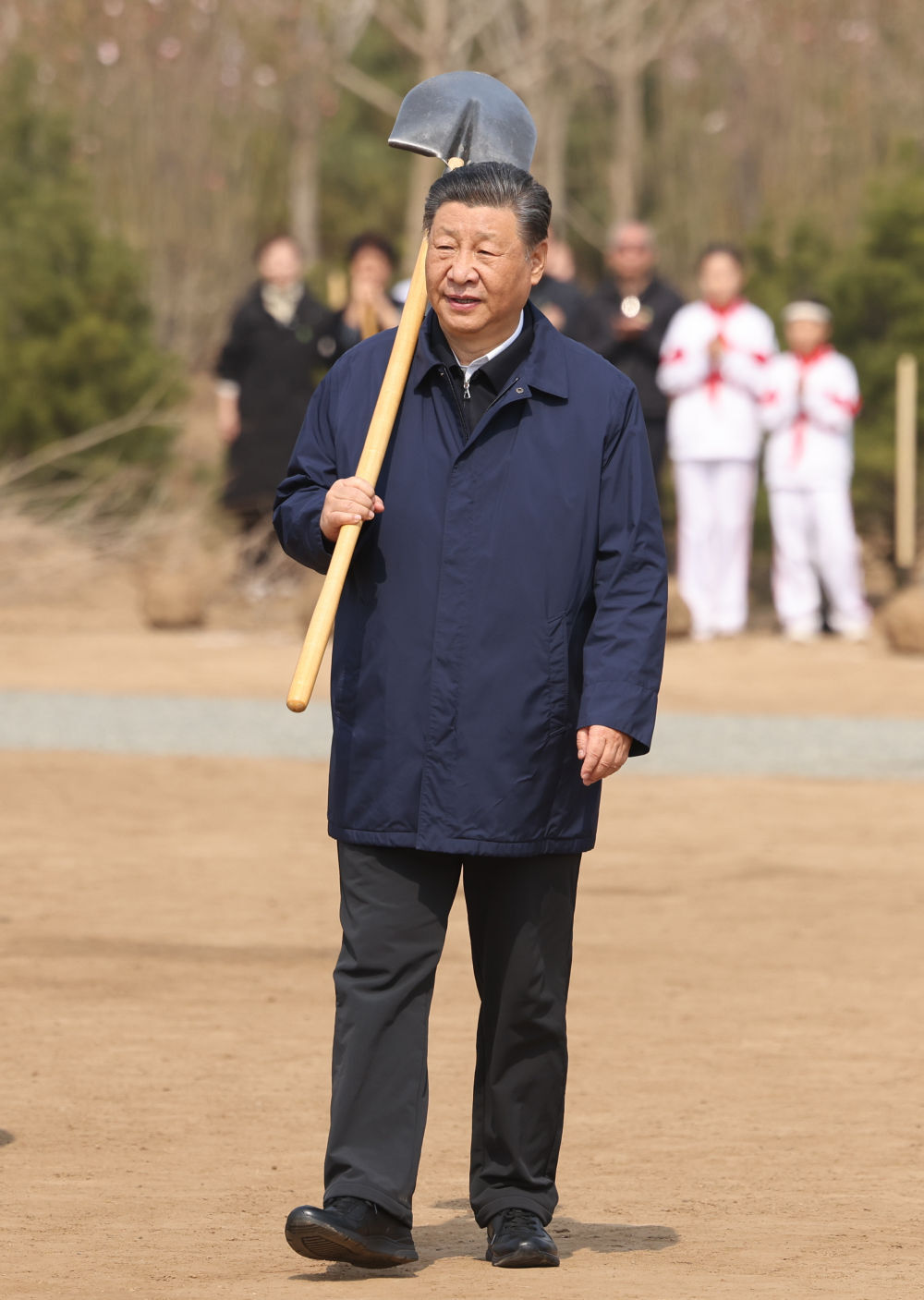 2024年4月3日，黨和國家領(lǐng)導(dǎo)人習(xí)近平、李強(qiáng)、趙樂際、王滬寧、蔡奇、丁薛祥、李希、韓正等來到北京市通州區(qū)潞城鎮(zhèn)參加首都義務(wù)植樹活動。這是習(xí)近平扛起鐵鍬走向植樹地點(diǎn)。新華社記者 龐興雷 攝