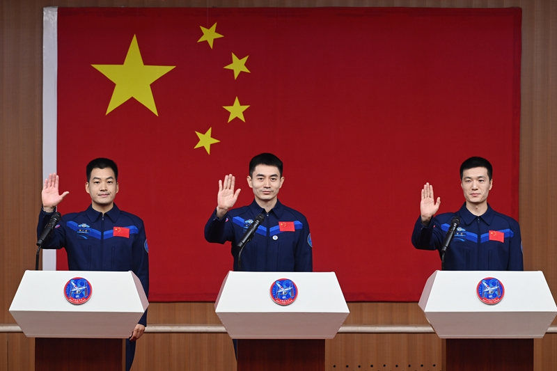 2024年月24日，神舟十八號載人飛行任務(wù)航天員葉光富（中）、李聰（右）、李廣蘇在酒泉衛(wèi)星發(fā)射中心問天閣與媒體記者集體見面。