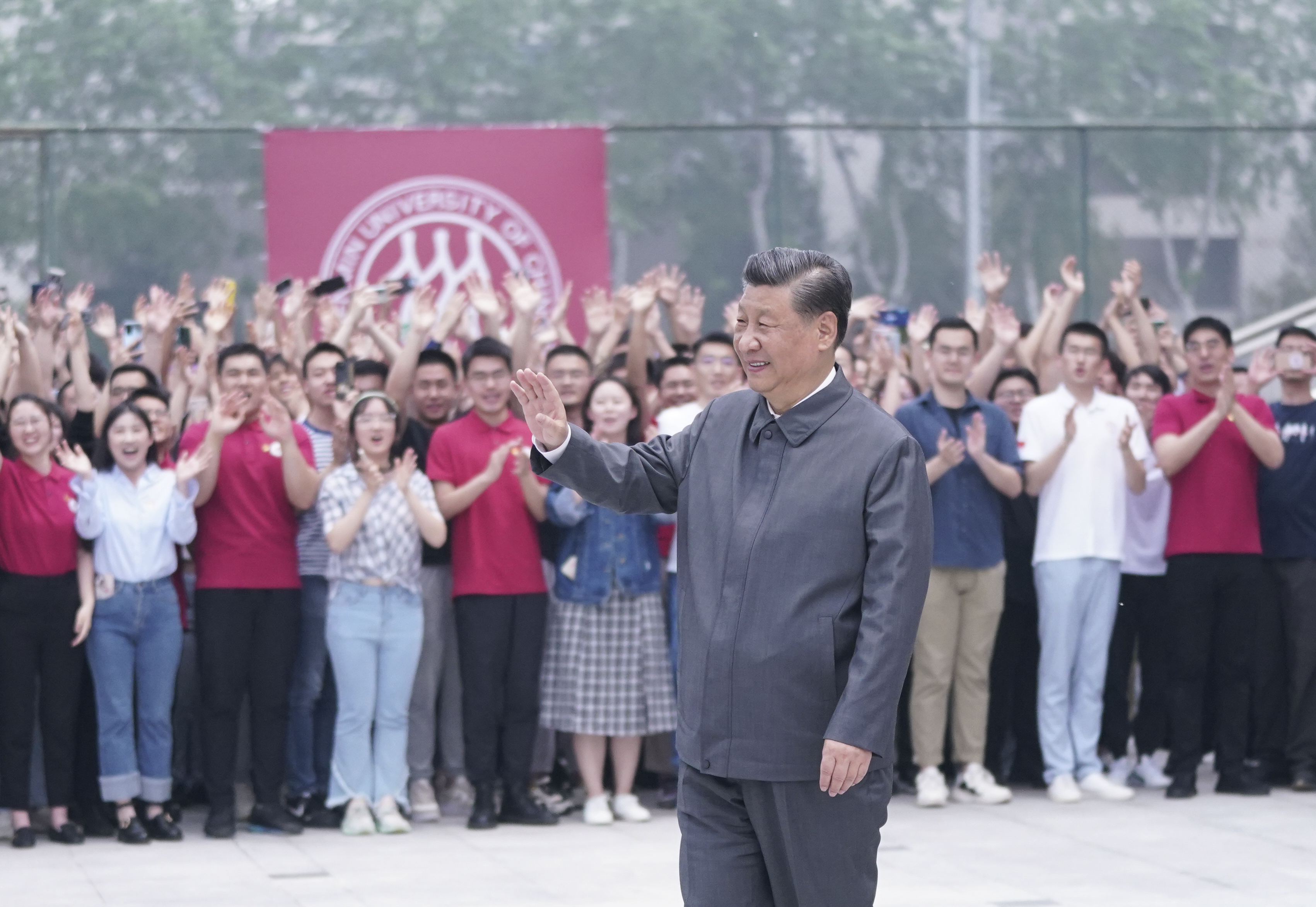 2022年4月25日，習(xí)近平總書記來到中國(guó)人民大學(xué)考察調(diào)研。這是習(xí)近平向師生們揮手致意。