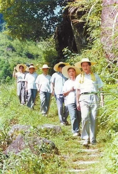 1989年7月，習(xí)近平在壽寧縣山村。