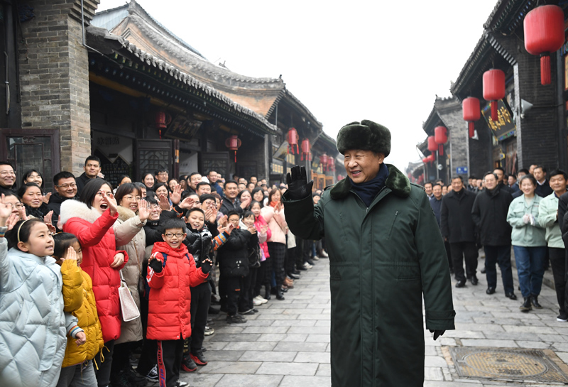 2022年1月27日，習(xí)近平總書(shū)記在平遙古城向現(xiàn)場(chǎng)群眾揮手致意。