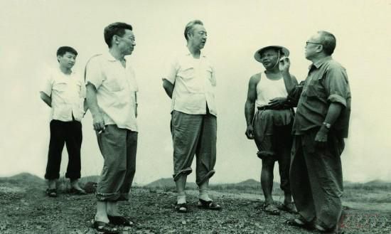 1978年8月，習(xí)仲勛（左三）在廣東惠陽農(nóng)村調(diào)研。在清華大學(xué)讀書的習(xí)近平（左一）利用暑假時(shí)間參加社會實(shí)踐，隨同父親一起下鄉(xiāng)。