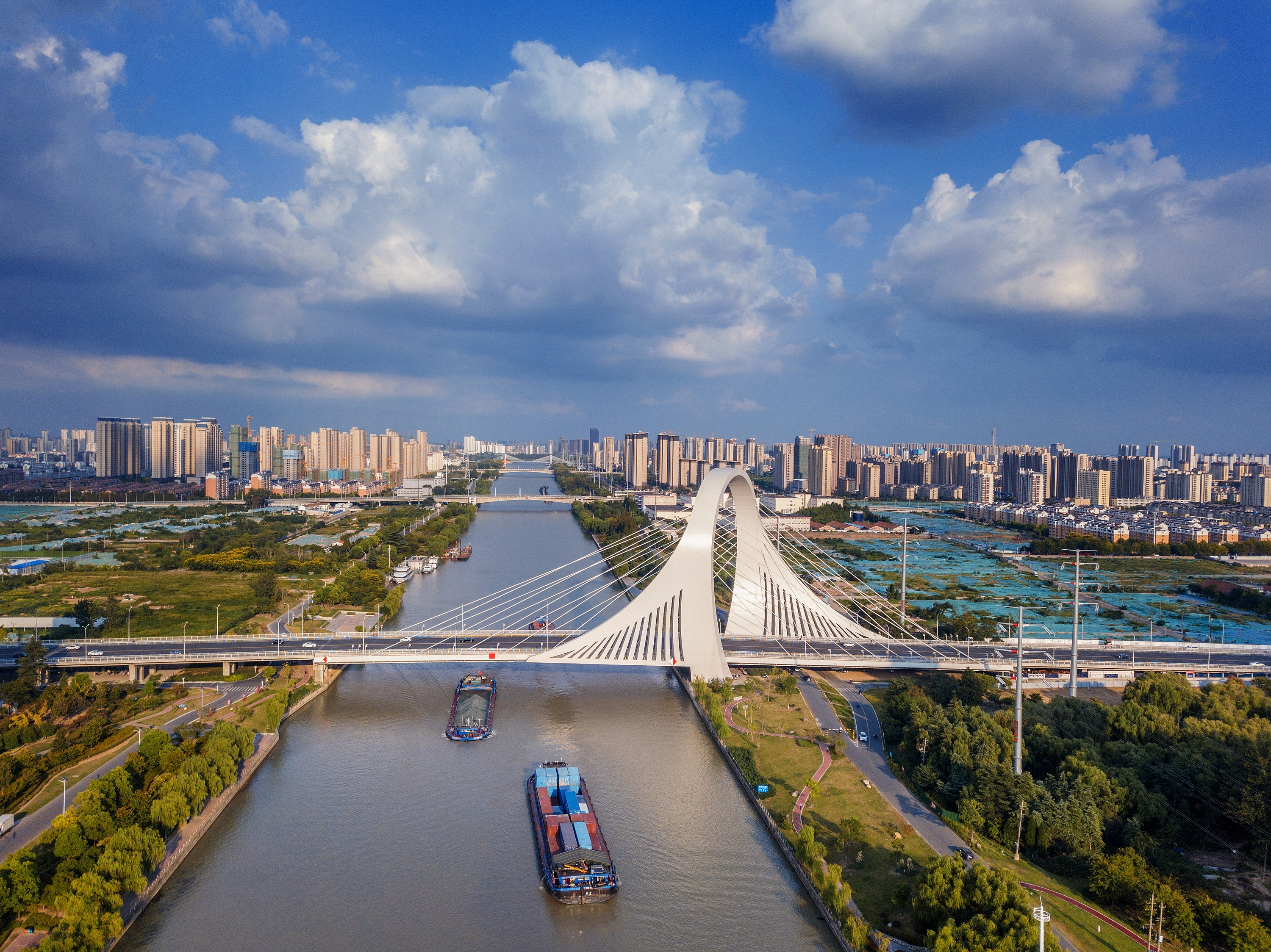 2022年9月12日，幾艘船舶行駛在江蘇淮安運河大橋附近。